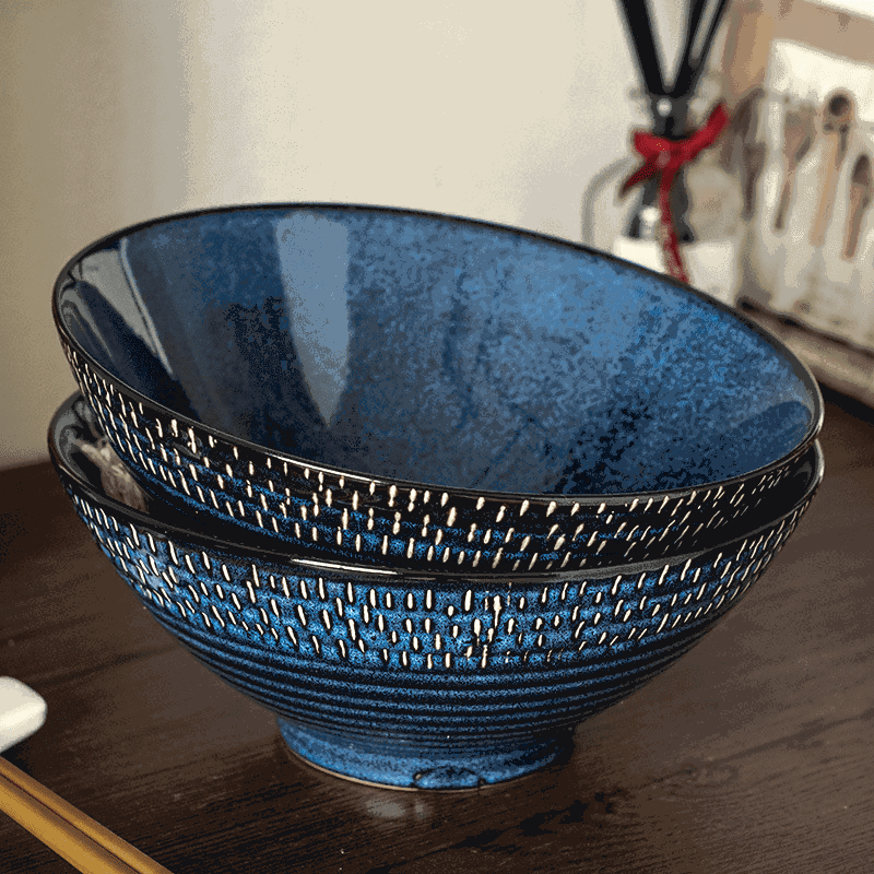 Deux bols à ramen Miyasato bleus empilés sur une table en bois