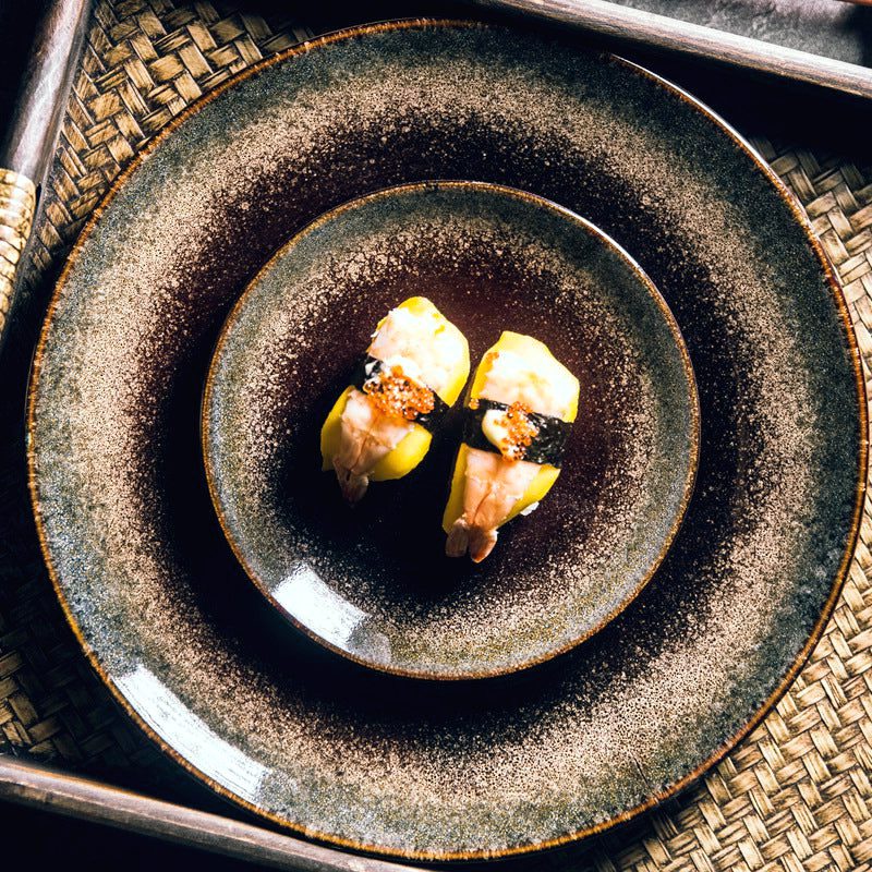 Assiettes Nomi empilées, la petite garnie de bouchées, vue de dessus