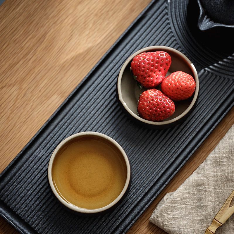 Plateau Tsumagoi en gros plan avec une tasse de thé et une coupelle de fraises