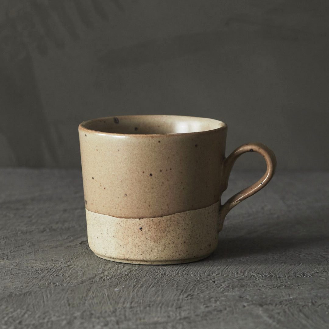 Tasse Tsuchi caramel à anse, de face sur fond gris