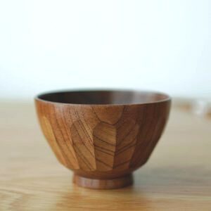 Bol en bois Ōryōki à facettes posé sur une table, vue de face
