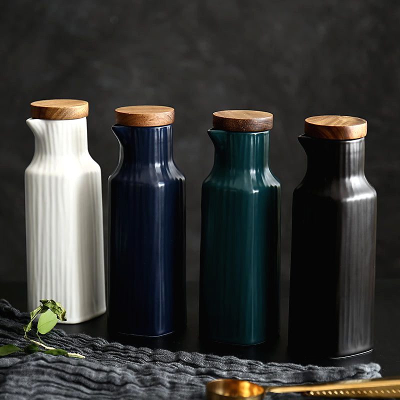 Quatre bouteilles Kanpaï blanche, bleue, verte et noire alignées