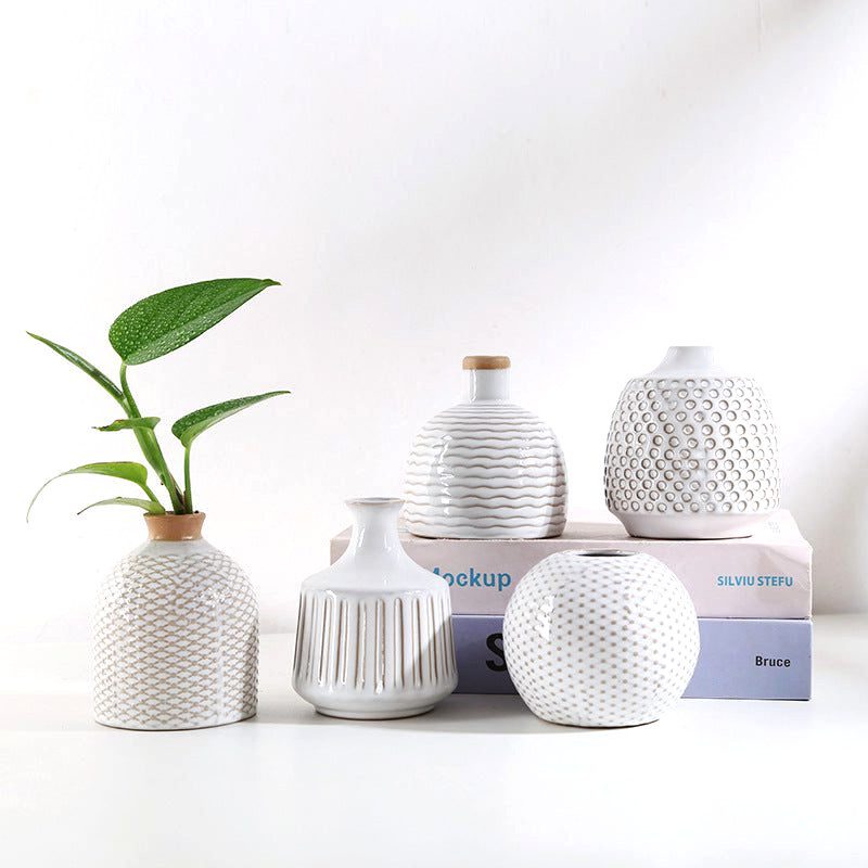 Plusieurs vases japonais Shizuka blancs, l'un garni d'une plante verte