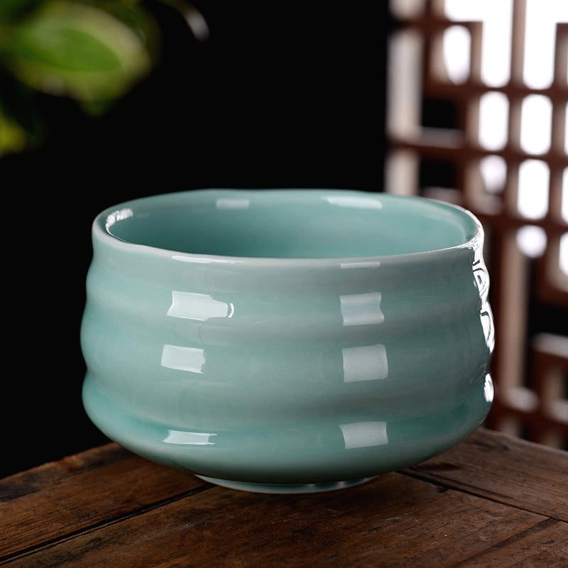 Tasse Kanda cyan clair, de face sur une table en bois