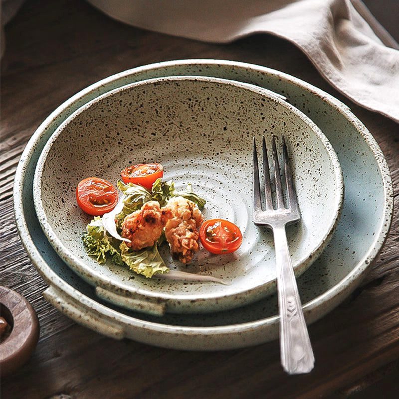 Assiettes japonaises Watsuji blanc cassé empilées, garnies de tomates et crevettes avec fourchette