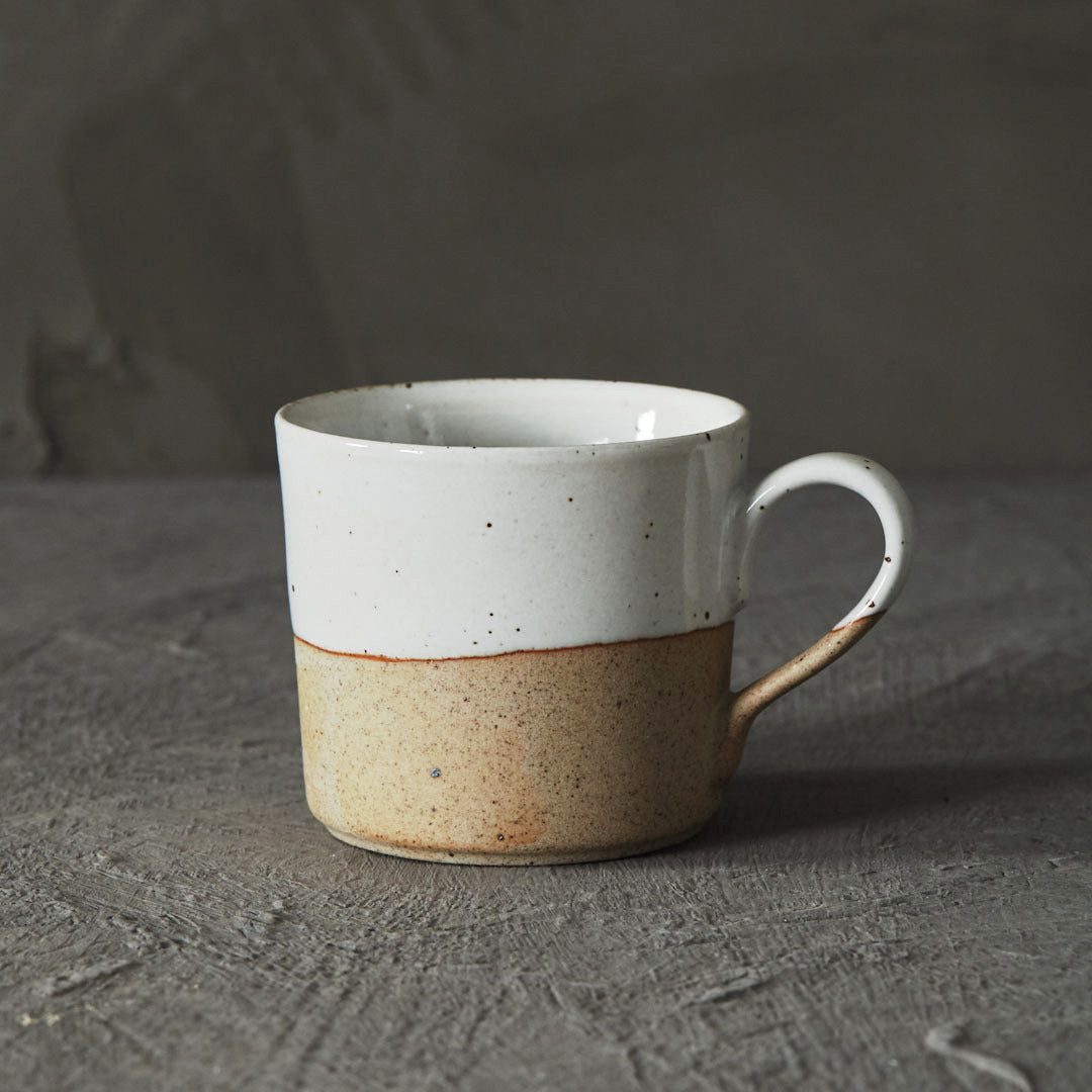Tasse Tsuchi blanche à anse et base brute, de face