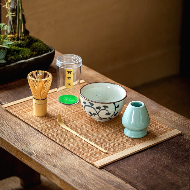 Kit matcha avec bol blanc à motif bleu, fouet, porte-fouet et natte en bambou