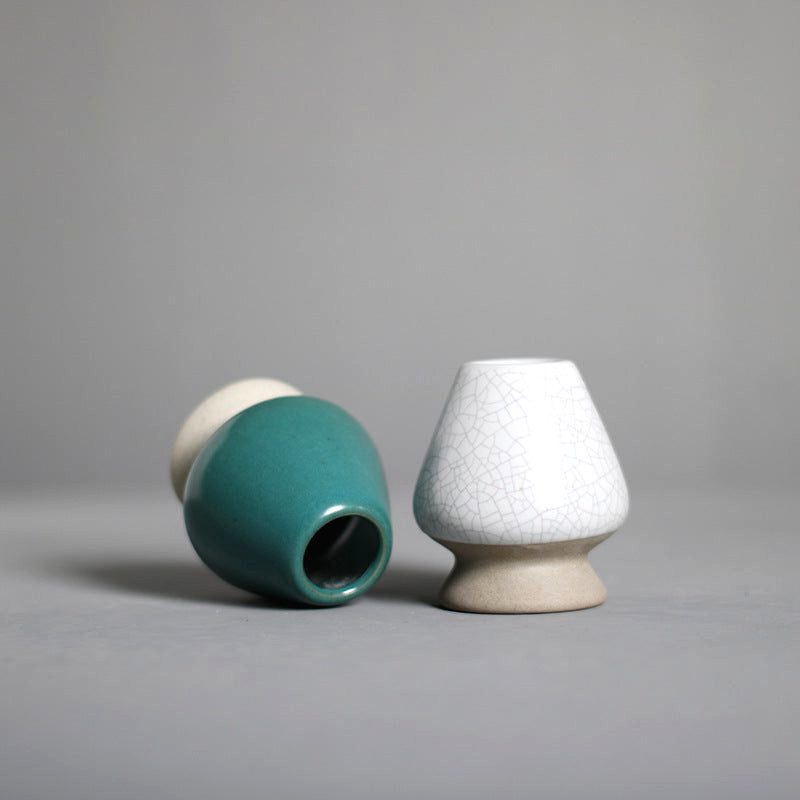 Deux supports pour fouet matcha, un vert couché et un blanc craquelé