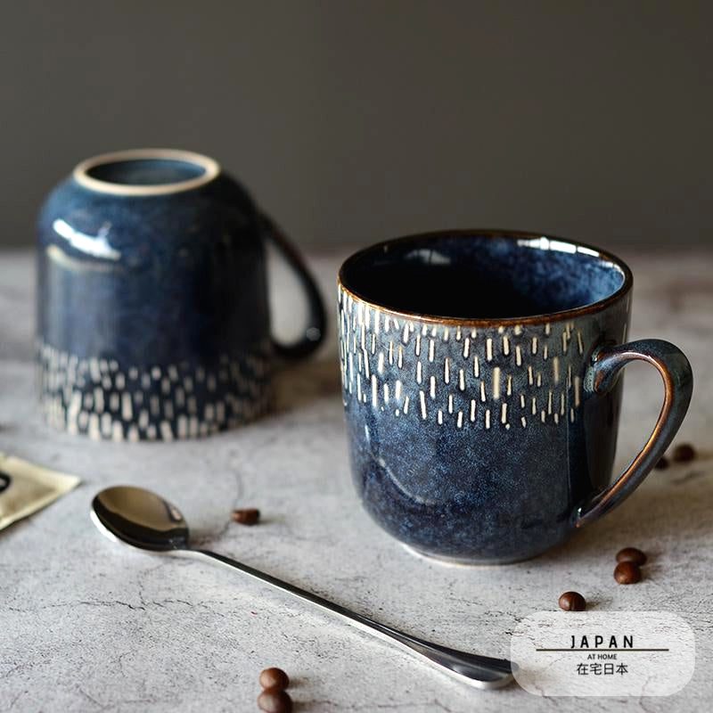 Deux tasses Miyasato bleues avec cuillère et grains de café