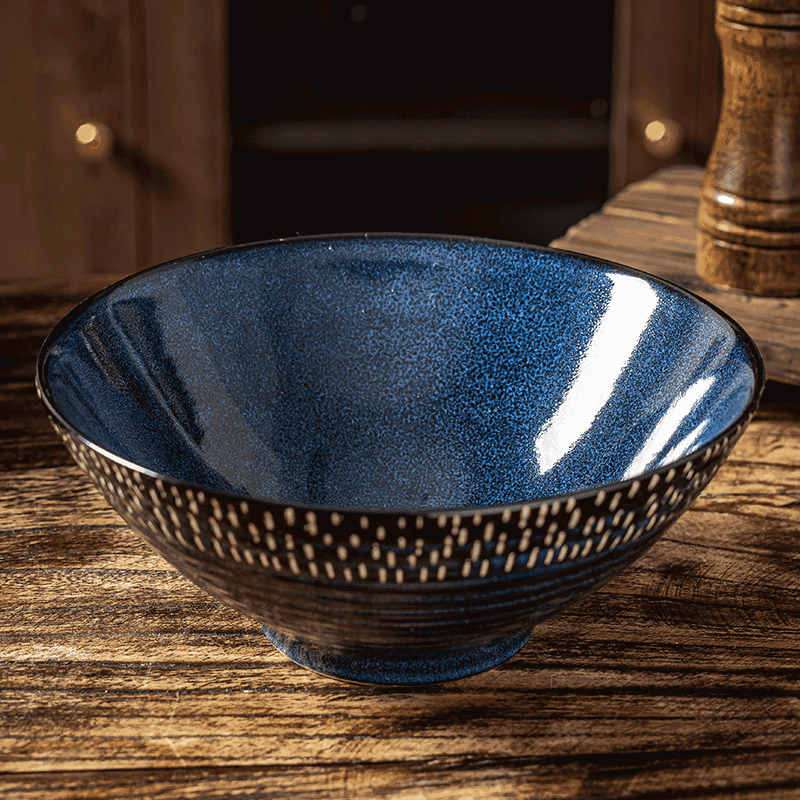 Bol à ramen Miyasato bleu vide posé sur une table en bois