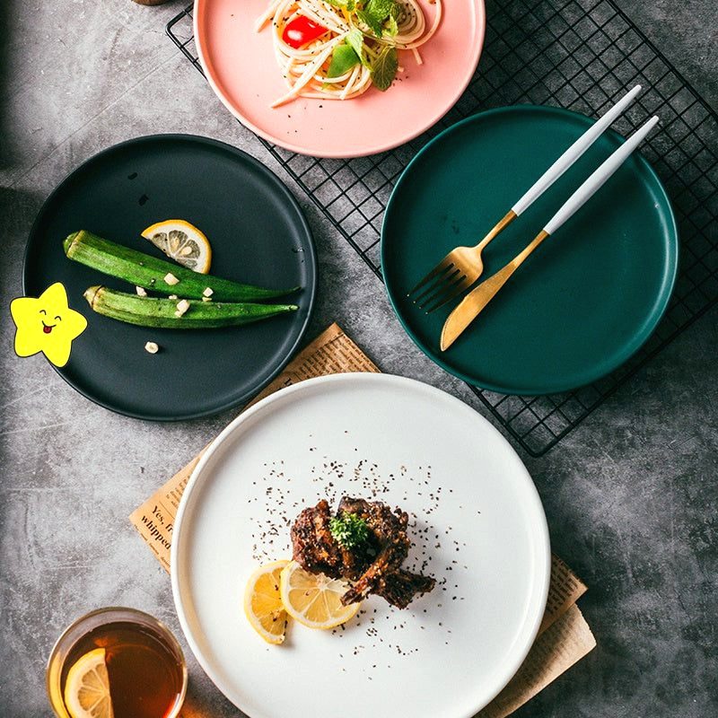Quatre assiettes japonaises Okawa rose, noire, verte et blanche garnies, vue de dessus