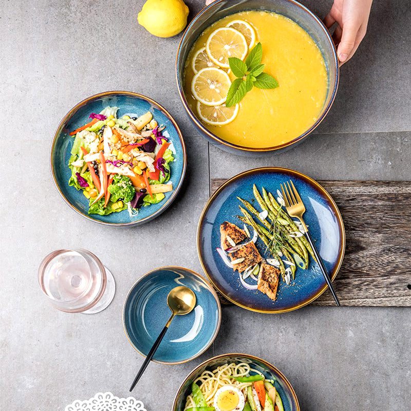 Assiettes japonaises Tatsuzo bleues garnies de salade, haricots verts et soupe, vue de dessus