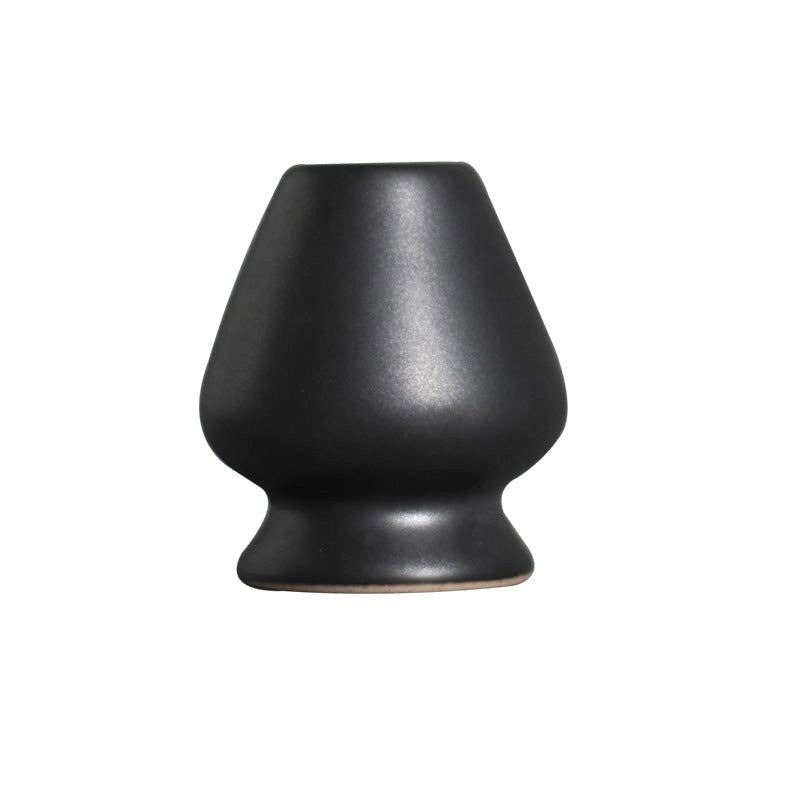 Support pour fouet matcha noir mat, de face sur fond blanc