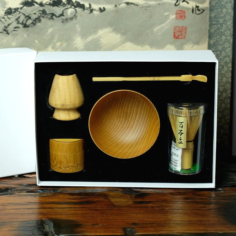Coffret noir du kit matcha ouvert : bol, fouet, cuillère et porte-fouet