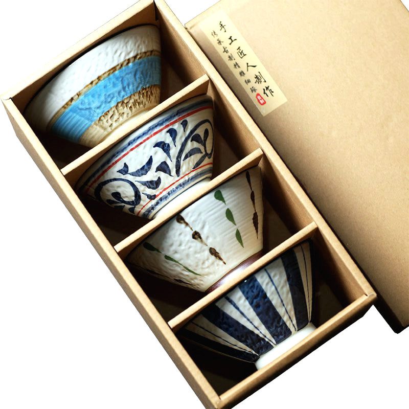 Coffret de bols à riz Nashio ouvert, quatre bols à motifs bleus rangés
