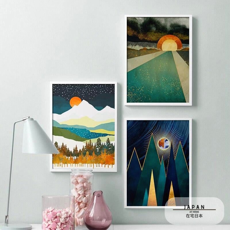Trois affiches Soleil et lune au mur à côté d'une lampe blanche