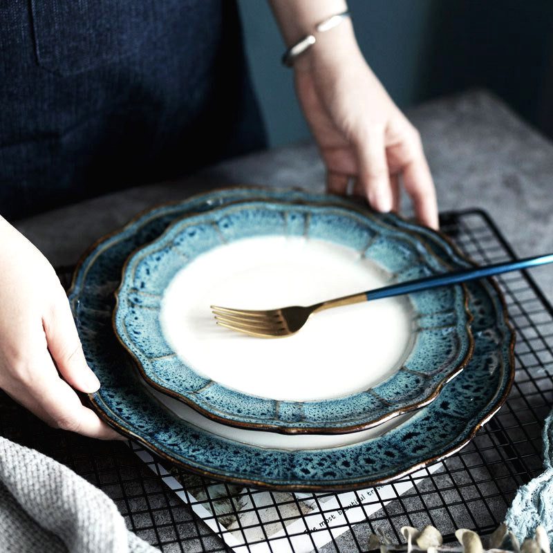 Deux assiettes Kizoku empilées posées sur la table par deux mains