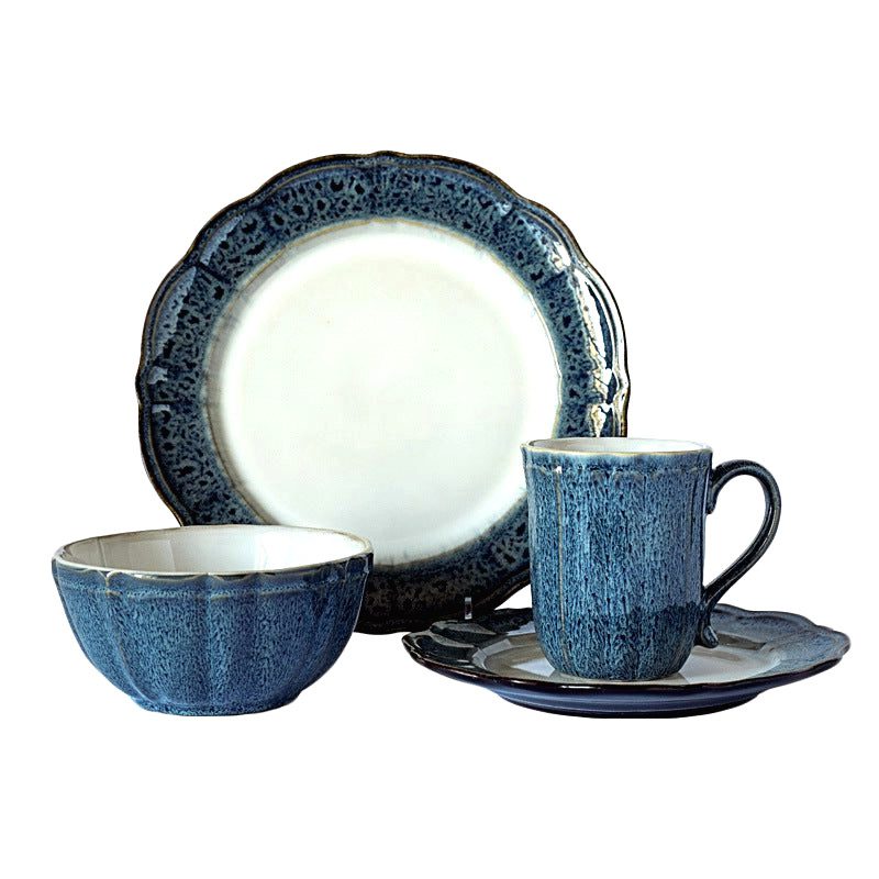 Assiette, bol et tasse Kizoku bleus réunis sur fond blanc