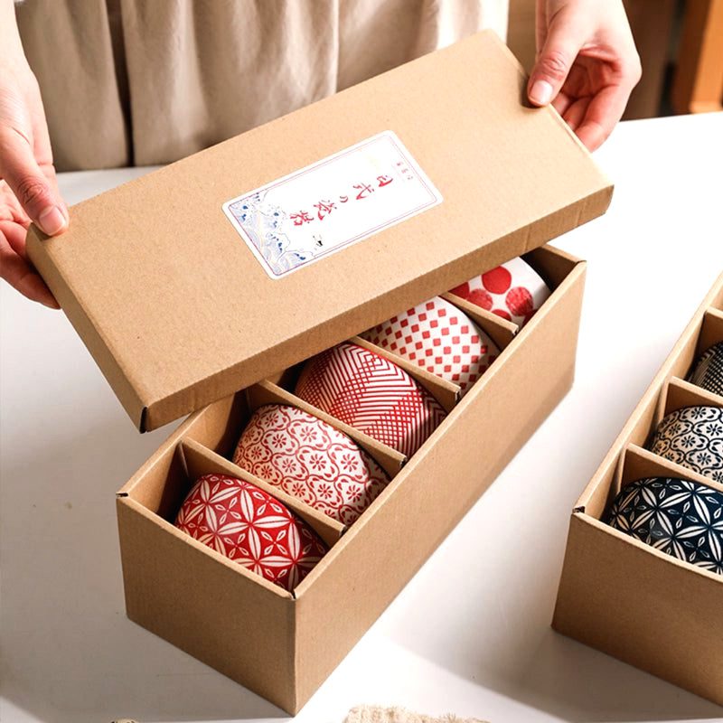 Coffret de bols à riz Shogo rouges ouvert à deux mains