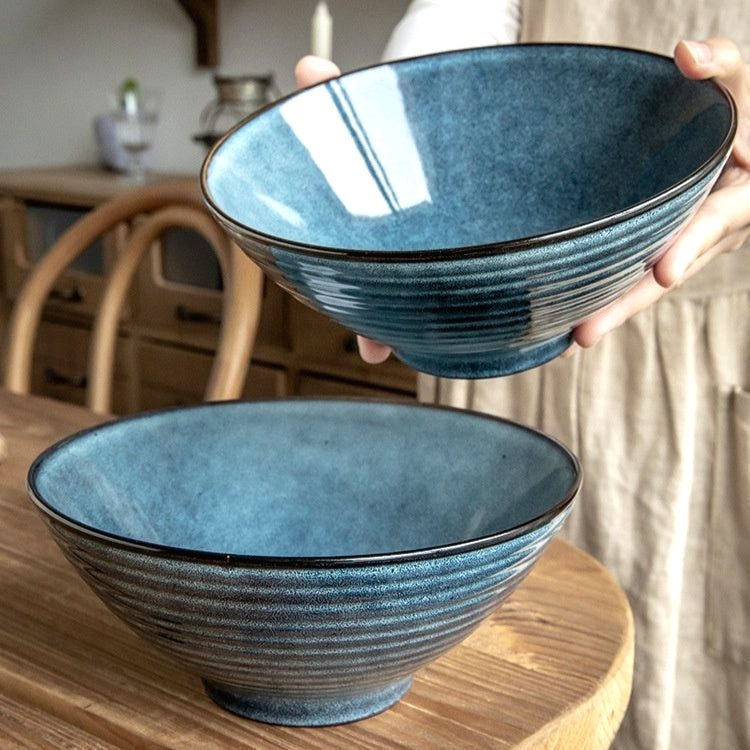 Deux bols à ramen Towada bleus, l'un soulevé à deux mains