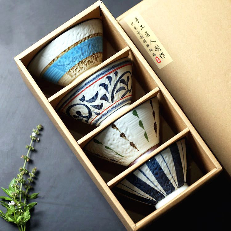 Coffret de bols à riz Nashio dans sa boîte en carton, brin d'herbe à côté