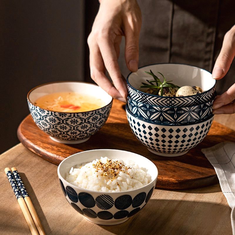 Bols à riz Shogo bleus garnis de riz et de soupe sur une table