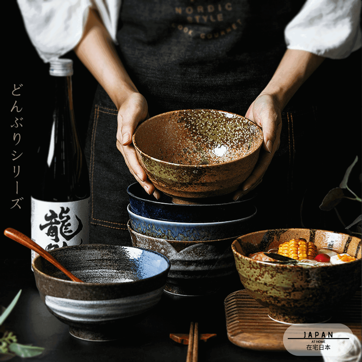 Bols à ramen Konkurīto tenus en main et posés sur une table sombre