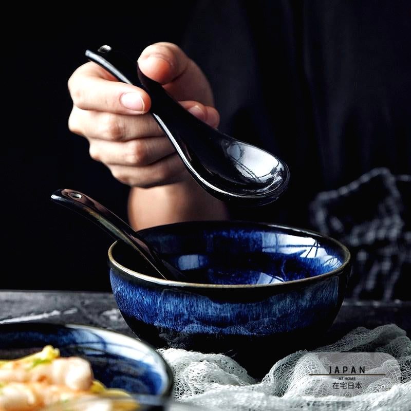 Cuillère Mase tenue au-dessus d'un bol bleu