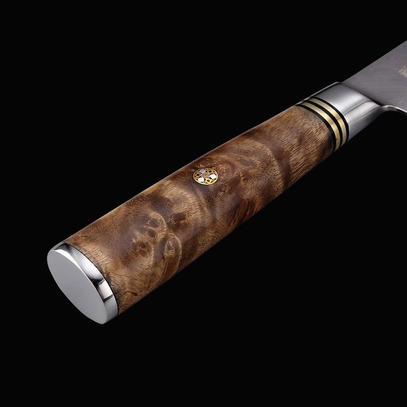 Couteau à sushi, gros plan sur le manche en bois et la virole