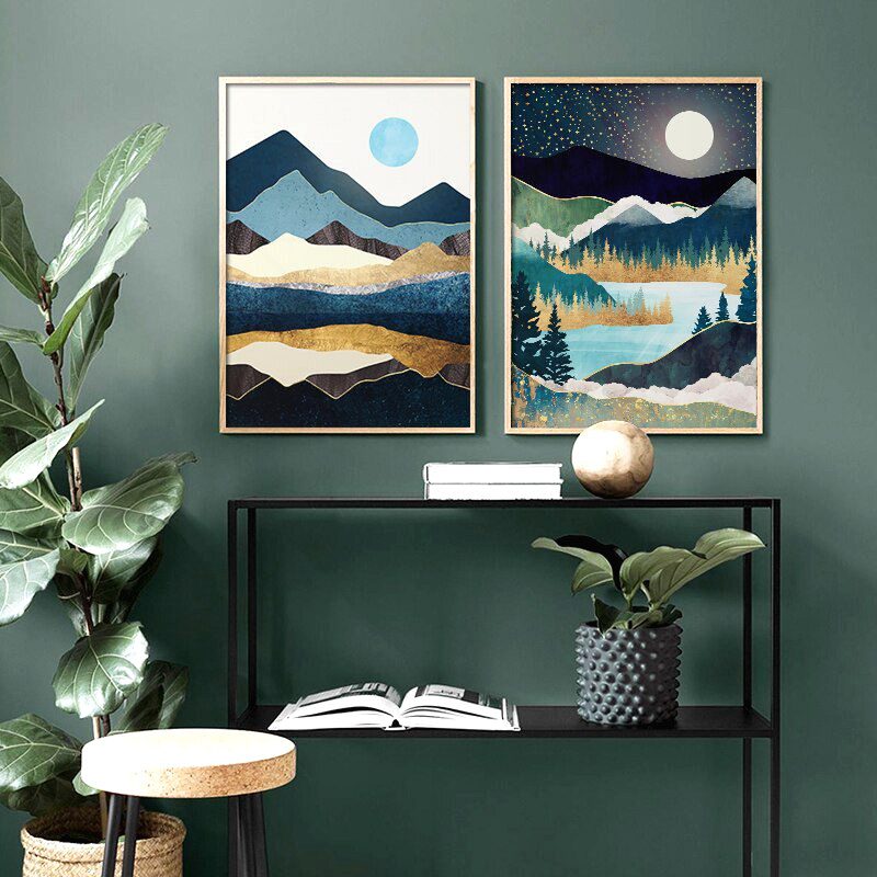 Deux affiches Soleil et lune au-dessus d'une console sur un mur vert
