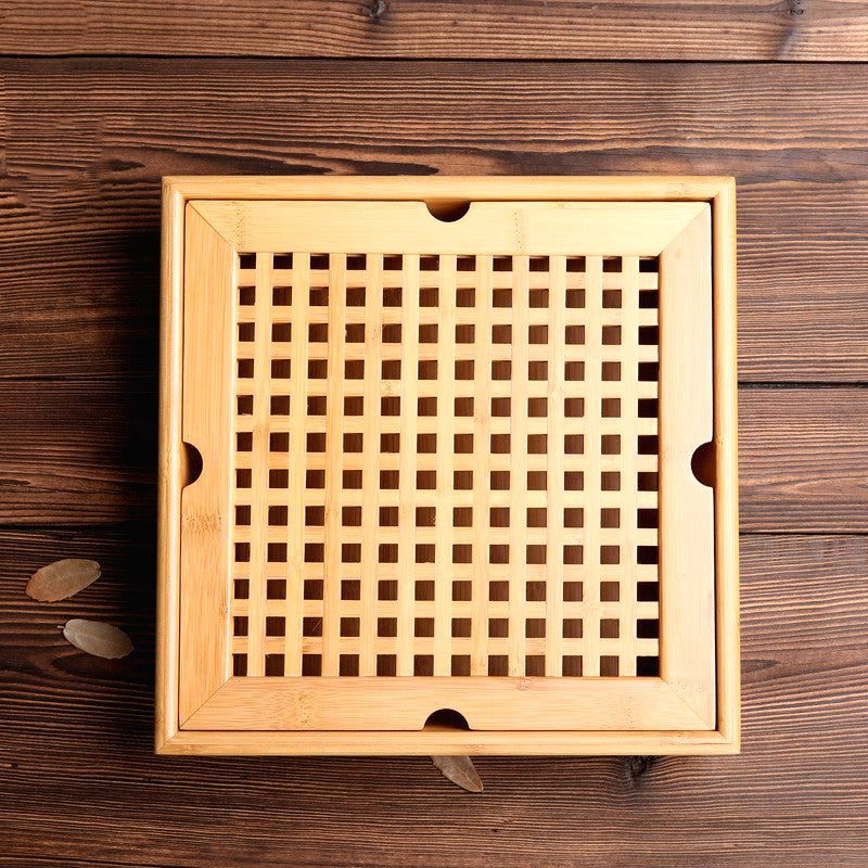 Plateau à thé en bambou à grille vu de dessus sur une table