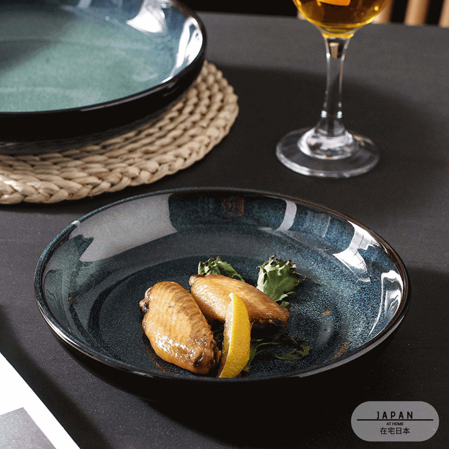 Assiette creuse Middonaitoburū bleu nuit servie avec ailes de poulet et citron sur une table sombre