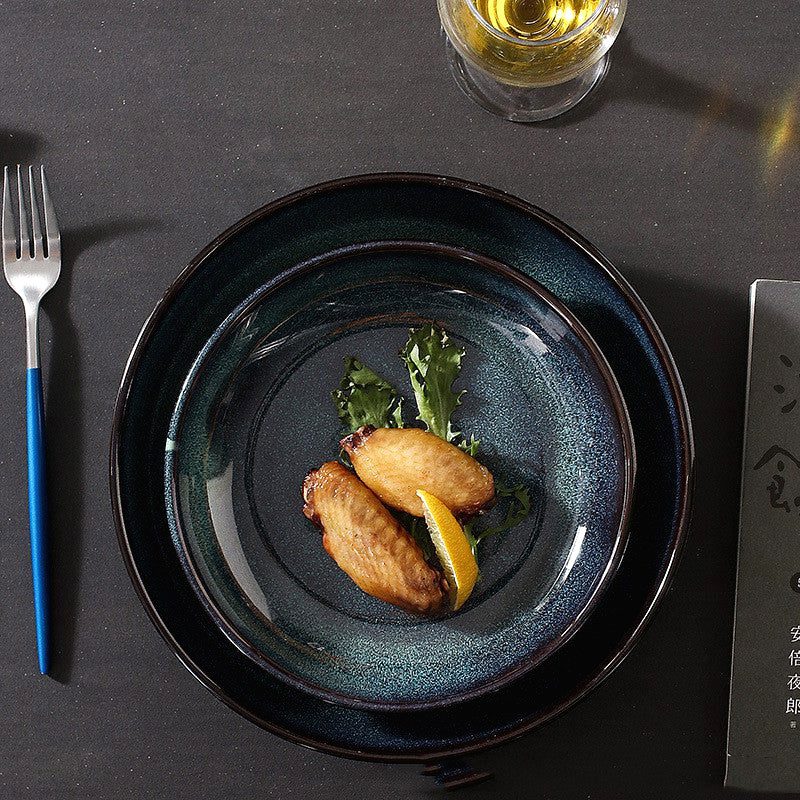 Assiette creuse Middonaitoburū bleu nuit vue de dessus avec une fourchette à manche bleu