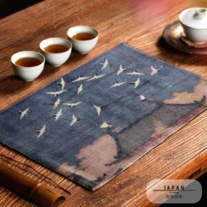 Set de table japonais en toile bleue à motif d'oiseaux avec trois tasses de thé