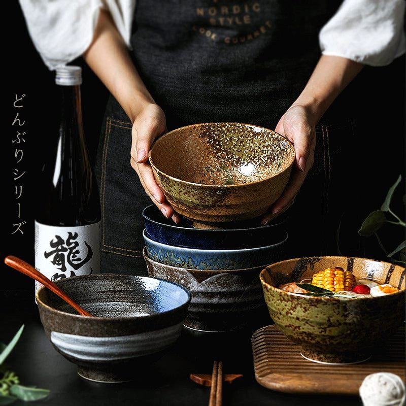 Plusieurs bols à ramen Konkurīto en mise en scène, l'un garni de nouilles