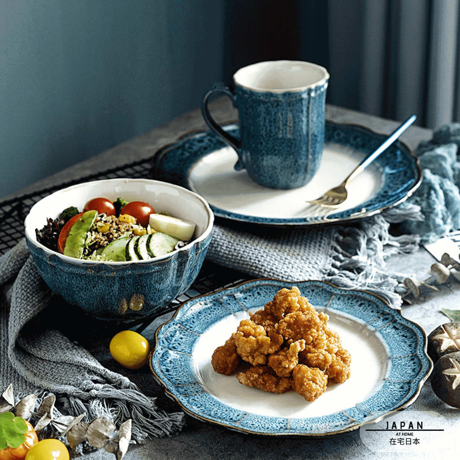 Vaisselle japonaise Kizoku dressée : tasse, bol de salade et assiettes garnies
