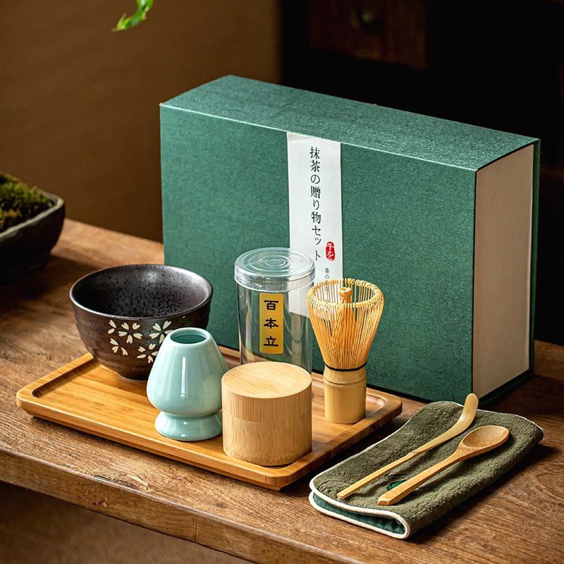 Coffret matcha avec bol noir à fleurs, fouet, boîte en bambou et serviette