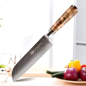 Couteau à sushi en acier à manche en bois, posé debout en cuisine