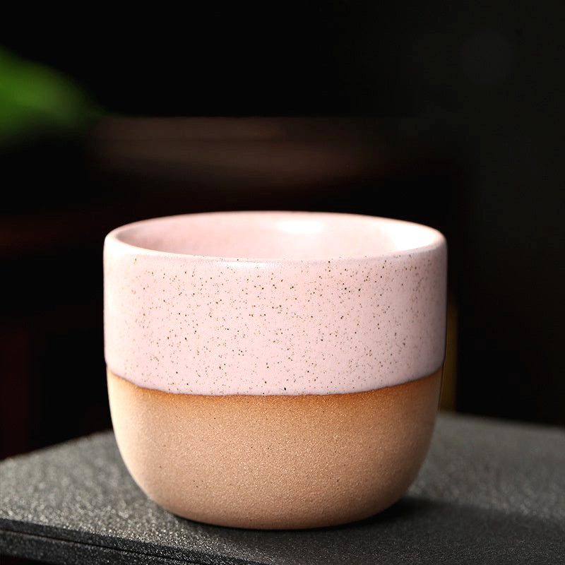 Tasse Niji en grès rose à base brute, de face