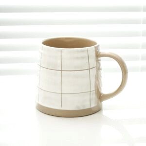 Tasse japonaise Hikari blanche à carreaux, vue de profil près d'une fenêtre