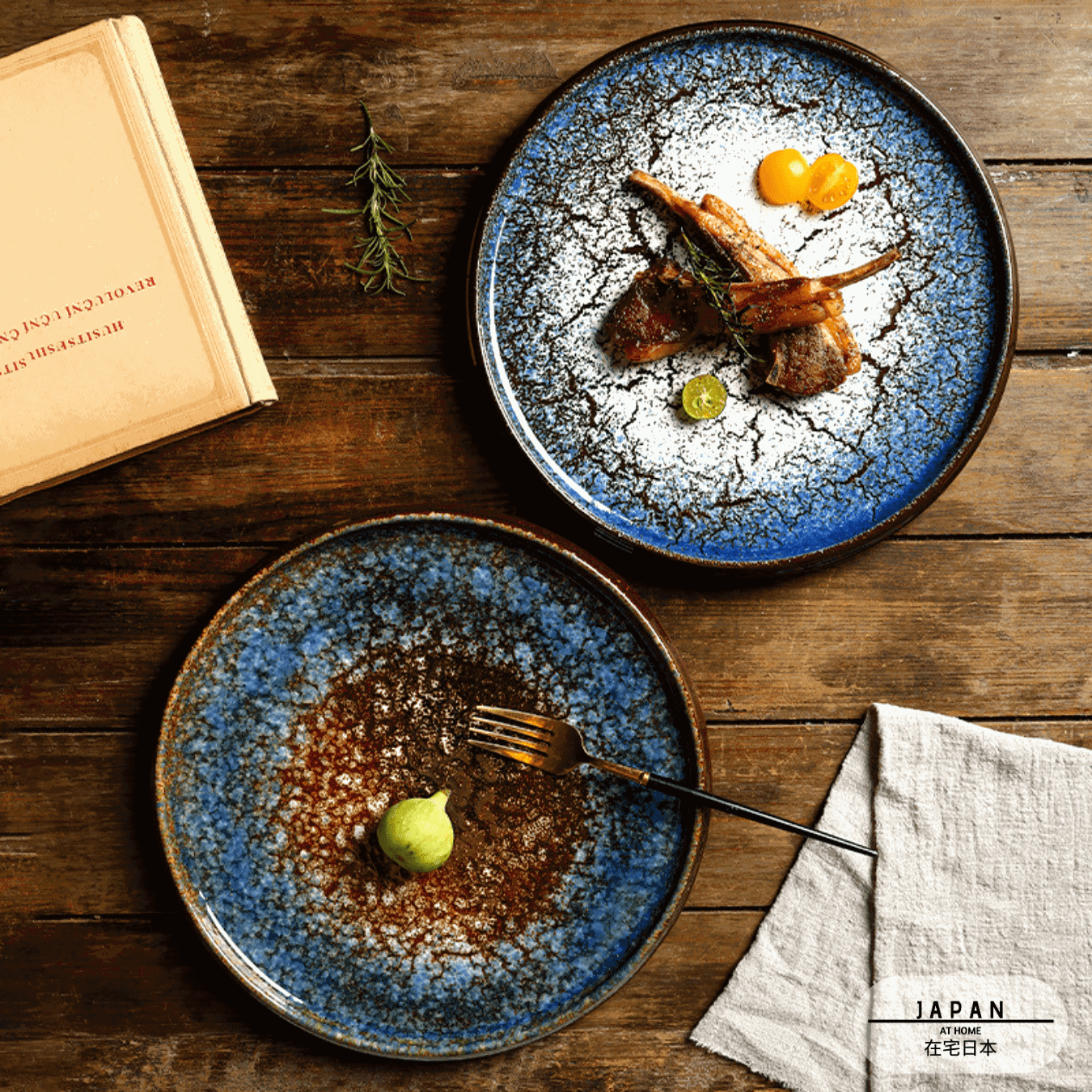 Deux assiettes japonaises Hi to kōri garnies de côtelettes et d'une figue sur une table en bois