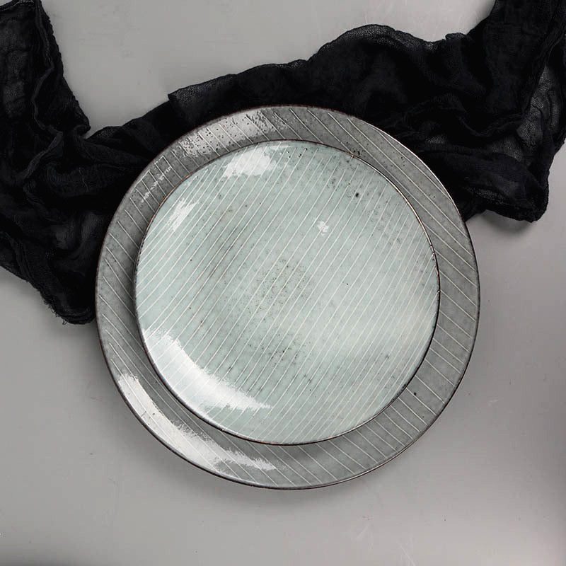 Assiette Sora vue de dessus posée sur un tissu noir