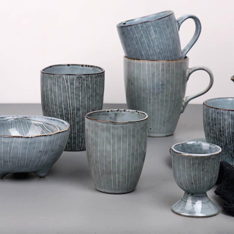 Tasses, gobelets et coquetier Sora gris bleu sur une table