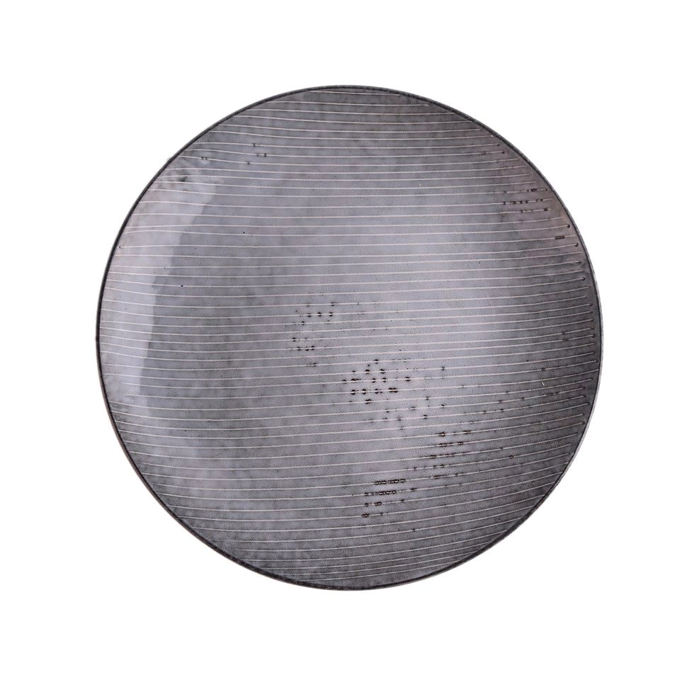 Assiette Sora grise rayée vue de dessus sur fond blanc