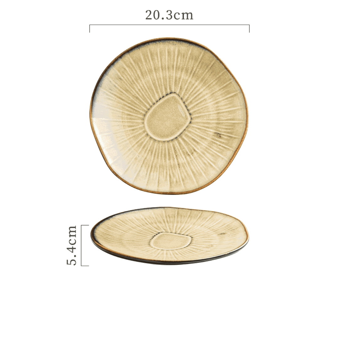 Assiette japonaise Nikkō ocre à stries en relief, vues de dessus et de profil avec schéma des dimensions