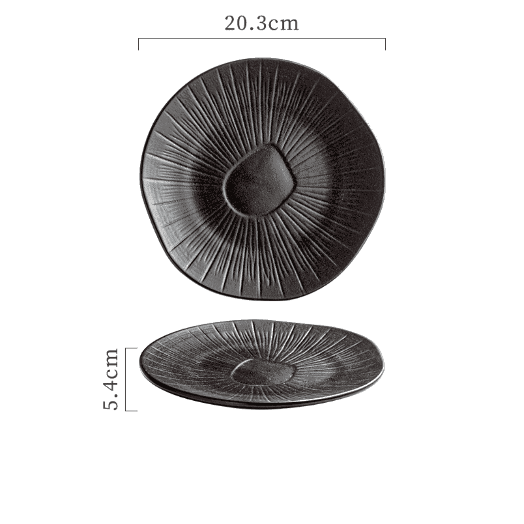 Assiette japonaise Nikkō noire à stries en relief, vues de dessus et de profil avec schéma des dimensions
