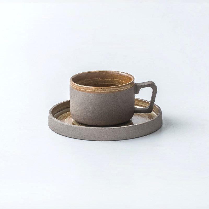 Tasse et sous-tasse de la vaisselle japonaise Konyo