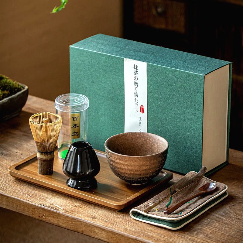 Coffret matcha avec bol brun, fouet et porte-fouet noir devant sa boîte