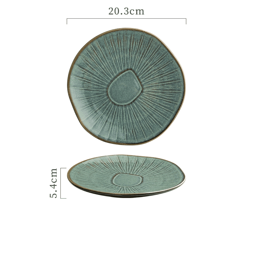 Assiette japonaise Nikkō verte à stries en relief, vues de dessus et de profil avec schéma des dimensions