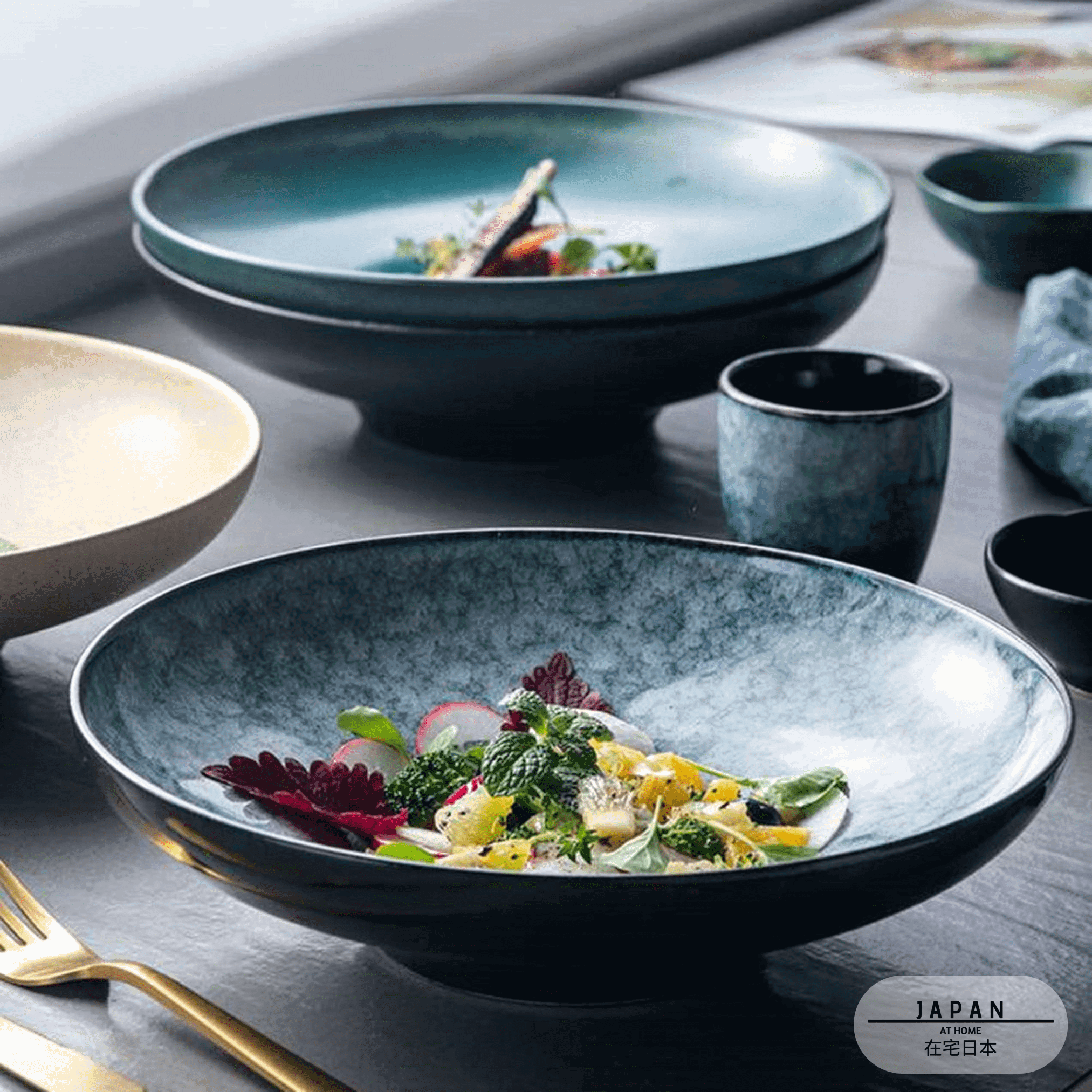Assiettes creuses Seiran garnies de salade sur une table dressée